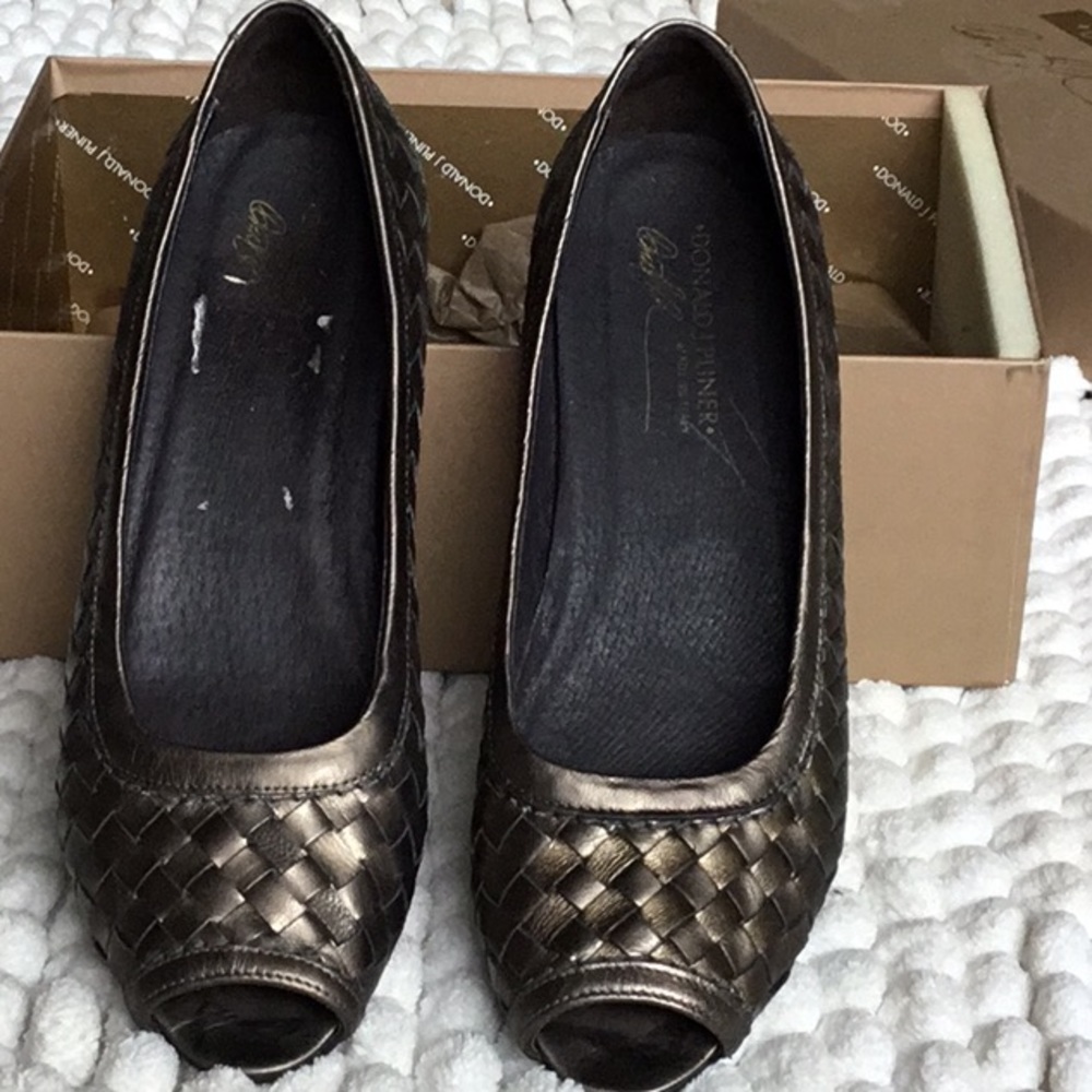 Donald J Pliner  gold size 8 open toed shoe
